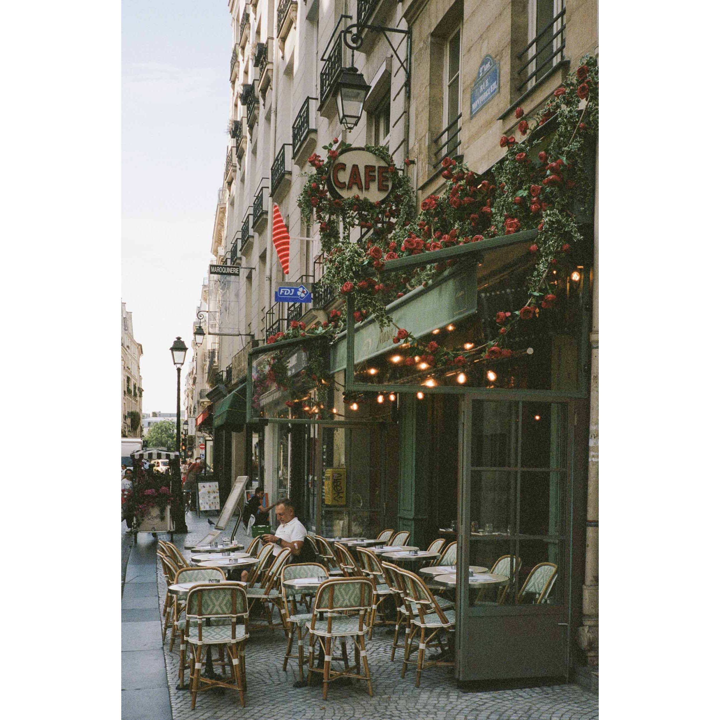 MORNING MOMENTS - Paris, France